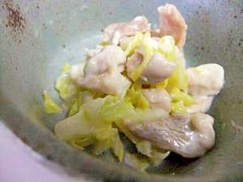 簡単に小鉢♪　レンジで鶏と春キャベツのガラマヨ和え